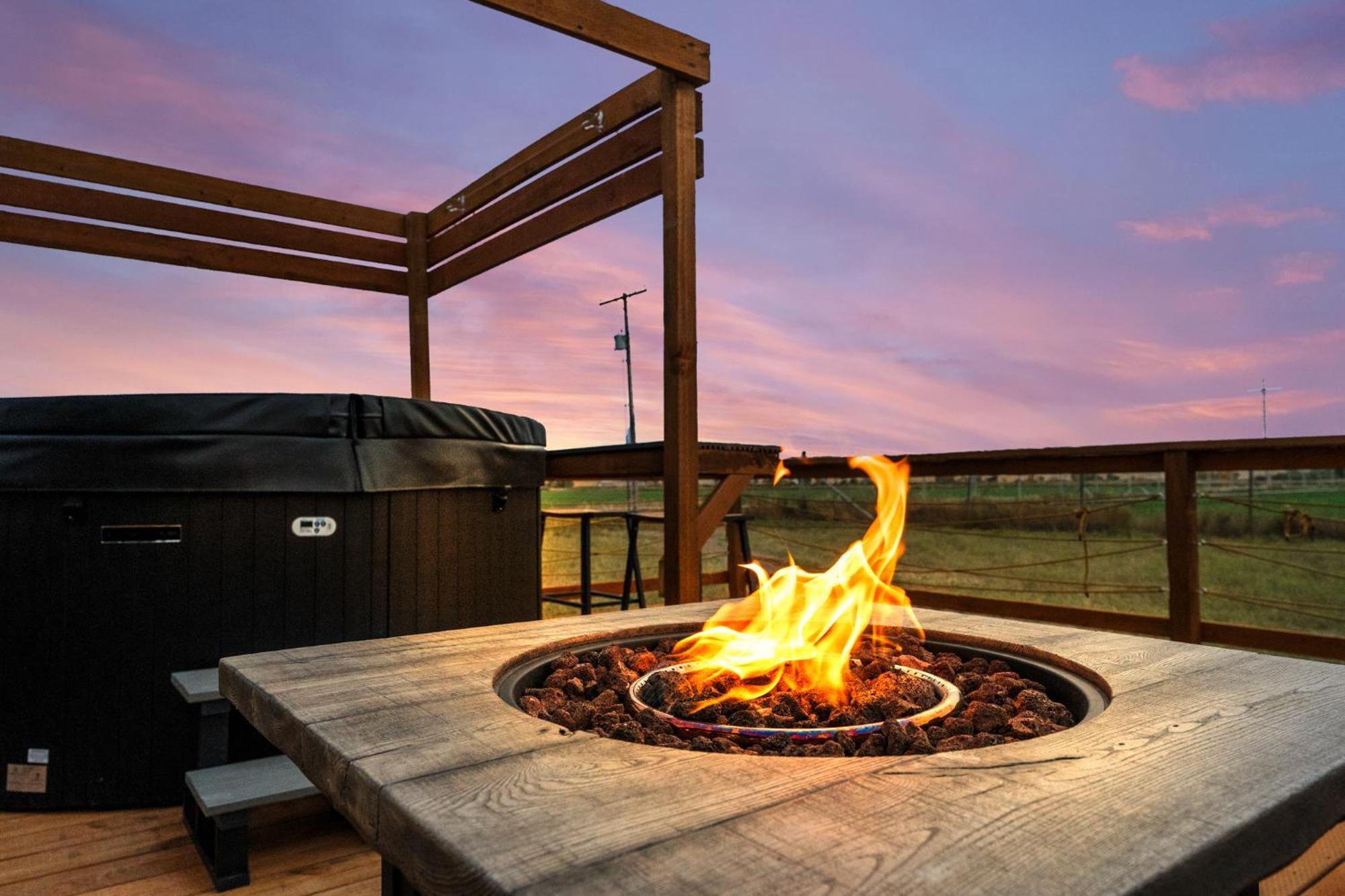 Modern Tiny Cabin, With Hot Tub In Choteau Mt 외부 사진