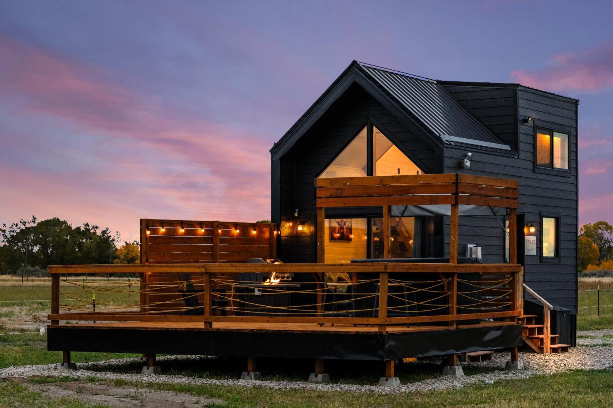 Modern Tiny Cabin, With Hot Tub In Choteau Mt 외부 사진