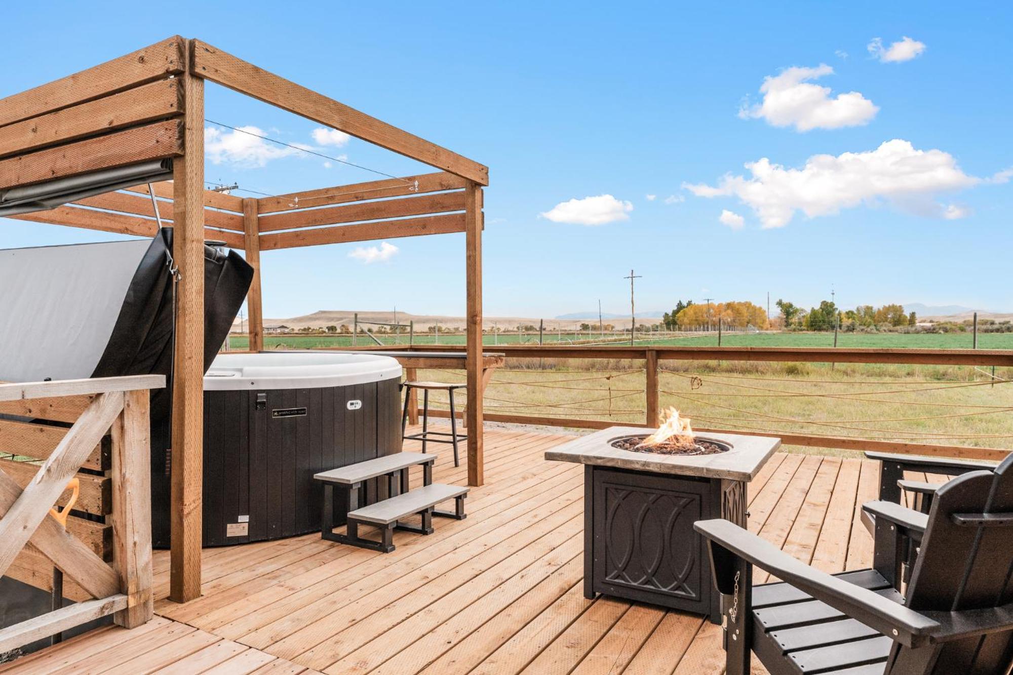 Modern Tiny Cabin, With Hot Tub In Choteau Mt 외부 사진