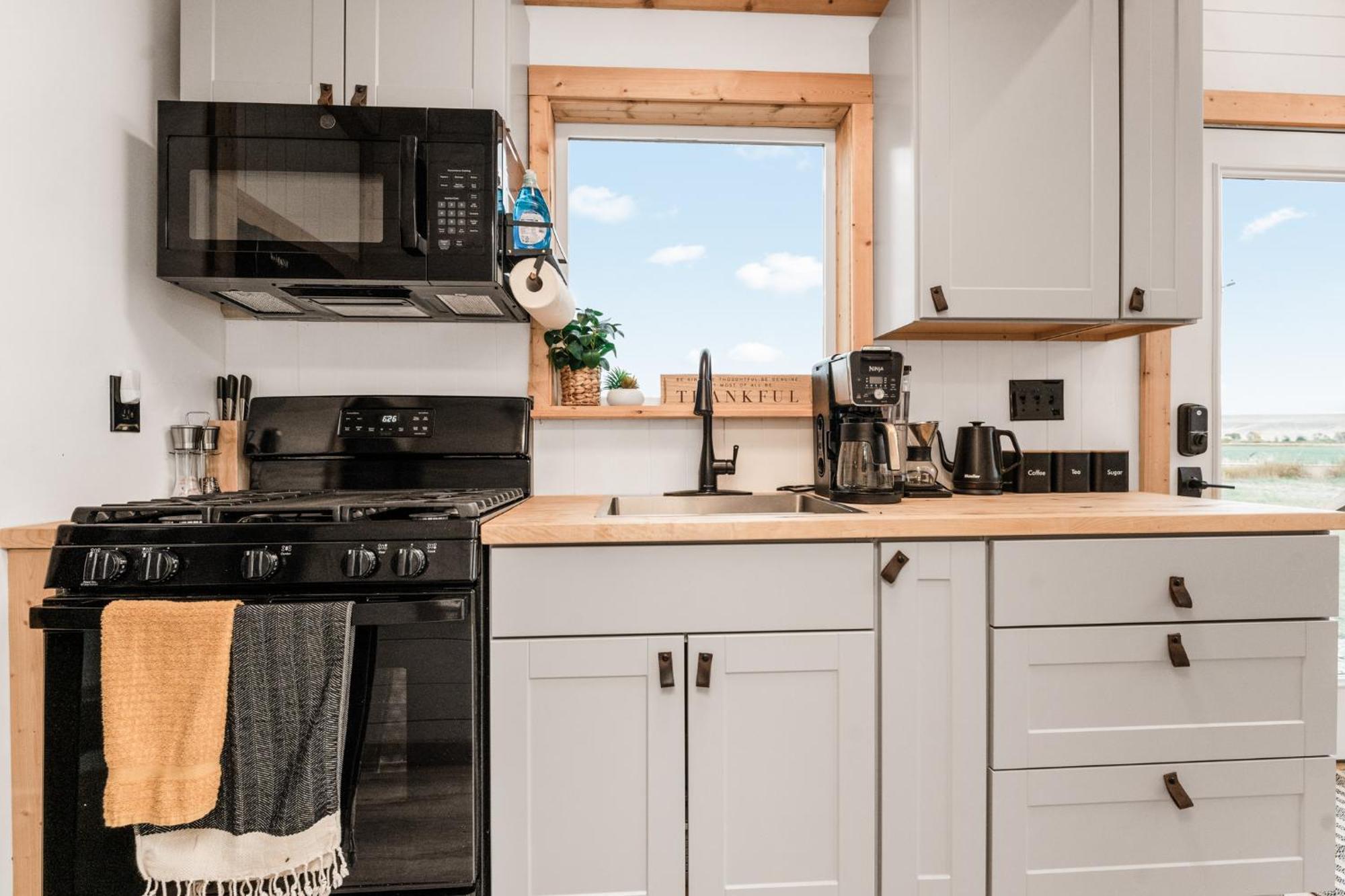 Modern Tiny Cabin, With Hot Tub In Choteau Mt 외부 사진