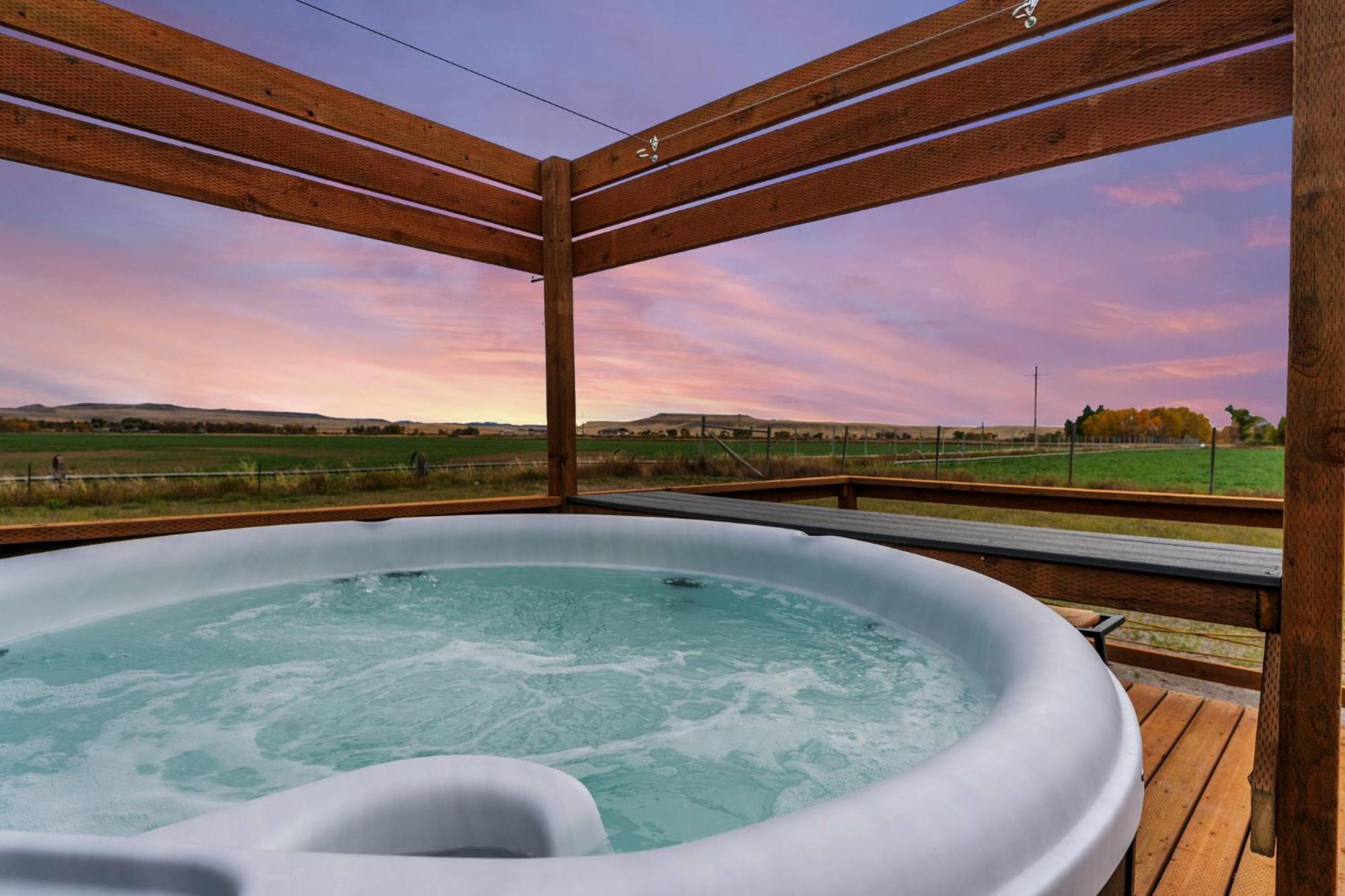 Modern Tiny Cabin, With Hot Tub In Choteau Mt 외부 사진