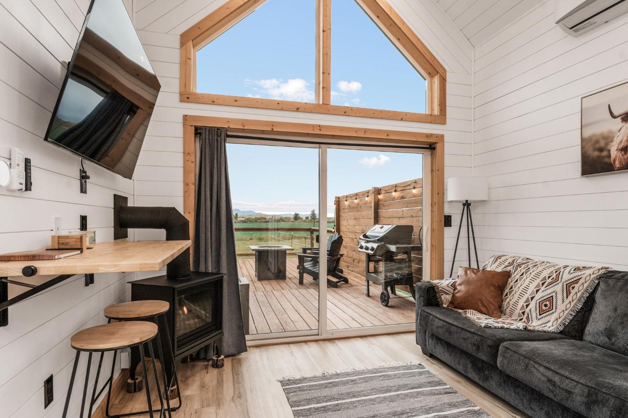 Modern Tiny Cabin, With Hot Tub In Choteau Mt 외부 사진